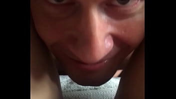 Старательный язычок обслуживает девушку