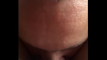 Старательный язычок обслуживает девушку