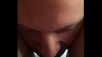 Старательный язычок обслуживает девушку