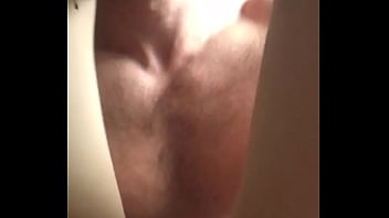 Старательный язычок обслуживает девушку