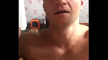 Старательный язычок обслуживает девушку