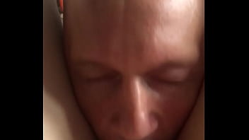 Старательный язычок обслуживает девушку