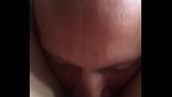 Старательный язычок обслуживает девушку