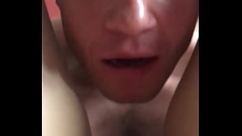 Старательный язычок обслуживает девушку