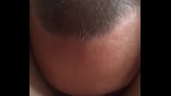 Старательный язычок обслуживает девушку