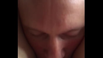 Старательный язычок обслуживает девушку