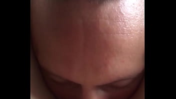 Старательный язычок обслуживает девушку