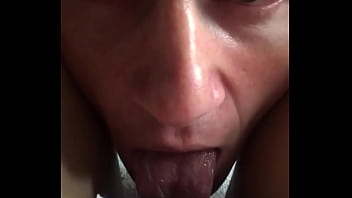 Старательный язычок обслуживает девушку