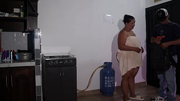 Repartidor de pizza saca su verga de 20cm