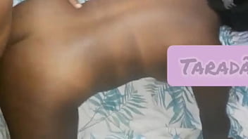 Safada gemendo e indo para gozar no cu