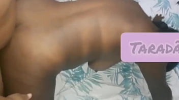 Safada gemendo e indo para gozar no cu