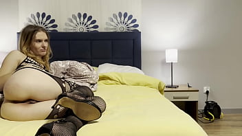 I Love The Way This Sexy Bitch Produce Her Ass And Spreads Her Legs For A Dick thumbnail