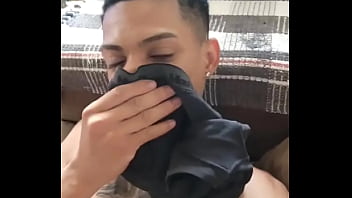 Quem Ai Gosta De Cheira Uma Cueca Quie Le Gusta Huele Las Ropas Interiores thumbnail