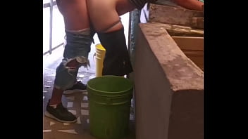 El pr¡mo me folla el culo hasta que deja su leche dentro cuando estoy lavando mi ropa