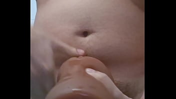 Usando jugete para la paja