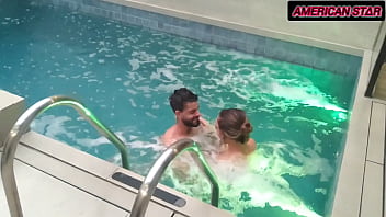 Levou a mulher pro motel pra relaxar chegando lá ela já queria brigar mas depois de uma foda bem gostosa dentro da piscina ela ficou calminha