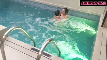 Levou a mulher pro motel pra relaxar chegando lá ela já queria brigar mas depois de uma foda bem gostosa dentro da piscina ela ficou calminha