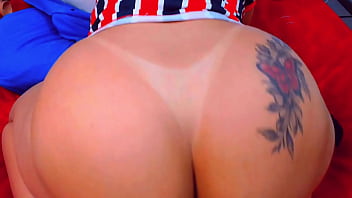 Gostosa dançando e mostrando sua raba gigante