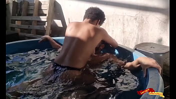 Fudendo o cu da novinha na banheira