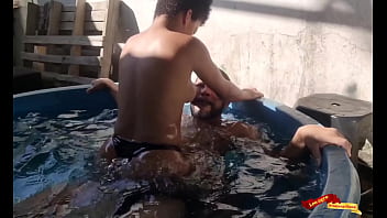 Fudendo o cu da novinha na banheira