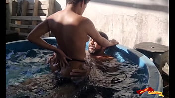 Fudendo o cu da novinha na banheira