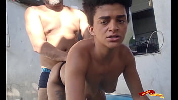 Fudendo o cu da novinha na banheira