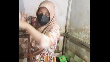 Mandi sambil colmek di kamar mandi