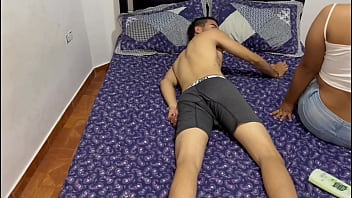 Busty madrastra ayuda a su hijastro a recuperarse con un masaje especial