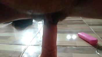 แหย่ควยปลอมเข้าไปในรูหีจนน้ำแตก