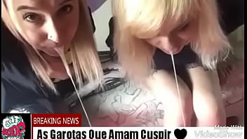 Garotas cuspindo