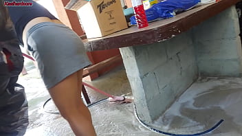 Minha esposa saiu e a empregada baixinha gostosa pegou meu pau e colocou dentro dela na área de casa
