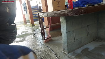 Minha esposa saiu e a empregada baixinha gostosa pegou meu pau e colocou dentro dela na área de casa