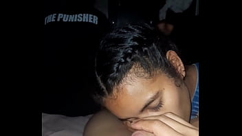 Mi hermanastra se sienta en cama cuando mi novia me hace acabar chupandome el pené es una buena experiencia la recomiendo