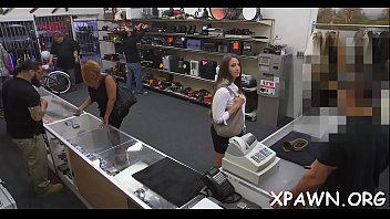 Amateur opens up her cum hole