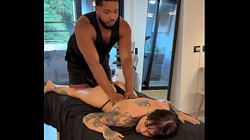 Ella no sabia que podia correrse con un masaje tantrico