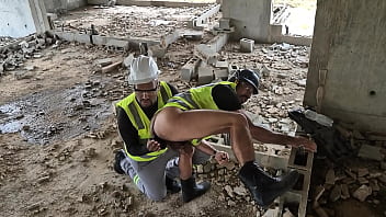 Meu Colega Eletricista Enfia Dóis Consolo No Meu Cu Na Obra thumbnail