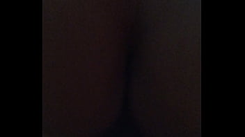 Amiga levando atrás