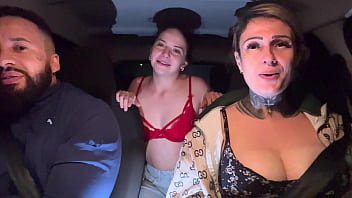 Pegamos uma passageira de frente de um putero badalado em são paulo já sabe oque aconteceu com a pulta safada dentro do carro