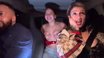 Pegamos uma passageira de frente de um putero badalado em são paulo já sabe oque aconteceu com a pulta safada dentro do carro