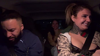 Pegamos uma passageira de frente de um putero badalado em são paulo já sabe oque aconteceu com a pulta safada dentro do carro