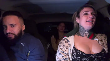 Pegamos uma passageira de frente de um putero badalado em são paulo já sabe oque aconteceu com a pulta safada dentro do carro