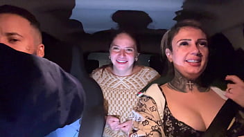 Pegamos uma passageira de frente de um putero badalado em são paulo já sabe oque aconteceu com a pulta safada dentro do carro