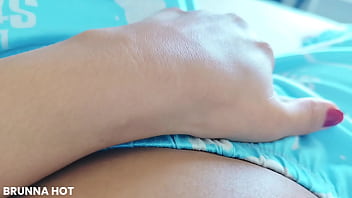 Acordei meladinha mais uma vez e tive que tocar siririca para me satisfazer