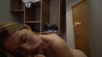 Слюнявый минет от красотки