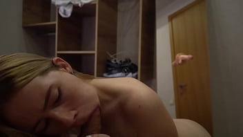 Слюнявый минет от красотки