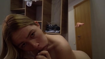 Слюнявый минет от красотки Слюнявый минет от красотки