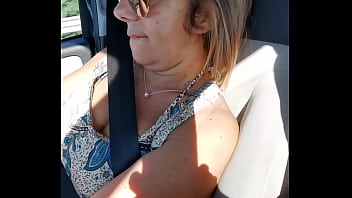 Gioca in macchina con il dildo