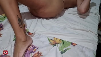 Meu amigo tirou a camisinha depois de meter mas o tesão era grande e sentei no pêlo o safado gozou dentro