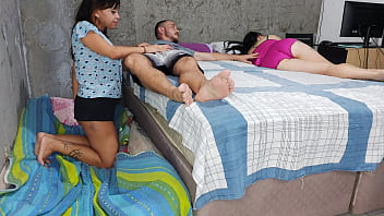 Esposa divide o quarto com amiga amiga não resiste ao seu marido
