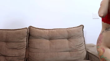 Fodendo a putinha safada com meu strapon ela geme forte